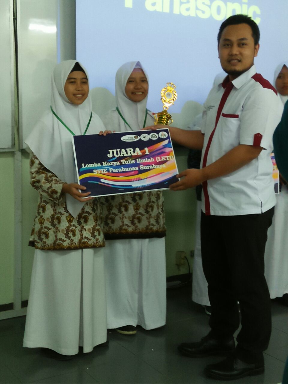Juara 1 LKTI Shari´a Economic Fest SMA/MA sederajat se-Jawa Bali